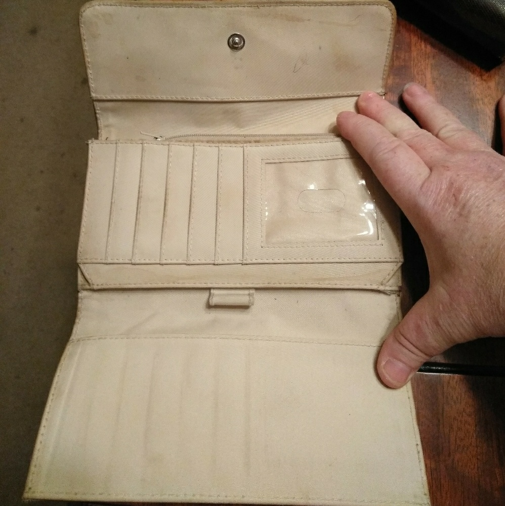 XOXO Wallet - Picture 2 of 3